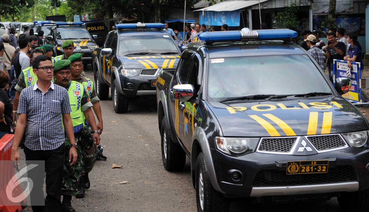 Sebanyak 17 kendaraan taktis Polri menyeberang ke Pulau Nusakambangan, Cilacap, Jateng, Rabu (27/7). Kendaraan tersebut diseberangkan dua tahap menggunakan Kapal Pangayoman IV dari Dermaga Wijayapura. (Liputan6.com/Helmi Afandi)