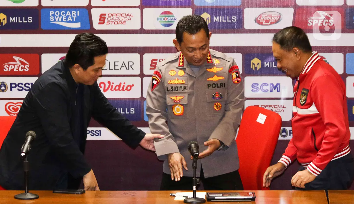 Ketua Umum PSSI Erick Thohir (kiri), Kapolri Jendral Listyo Sigit Prabowo (tengah) dan Menpora Zainudin Amali (kanan) usai memberikan konferensi pers tentang penegakan hukum match fixing di Media Center Stadion Utama Gelora Bung Karno Jakarta, Minggu (19/2/2023). Menurut Erick, fair play dan sportsmanship bukan cuma untuk mereka yang ada di lapangan. Tapi juga untuk seluruh insan dalam ekosistem sepakbola kita. Rule of the game, kata Erick harus konsisten diterapkan. (Liputan6.com/Herman Zakharia)