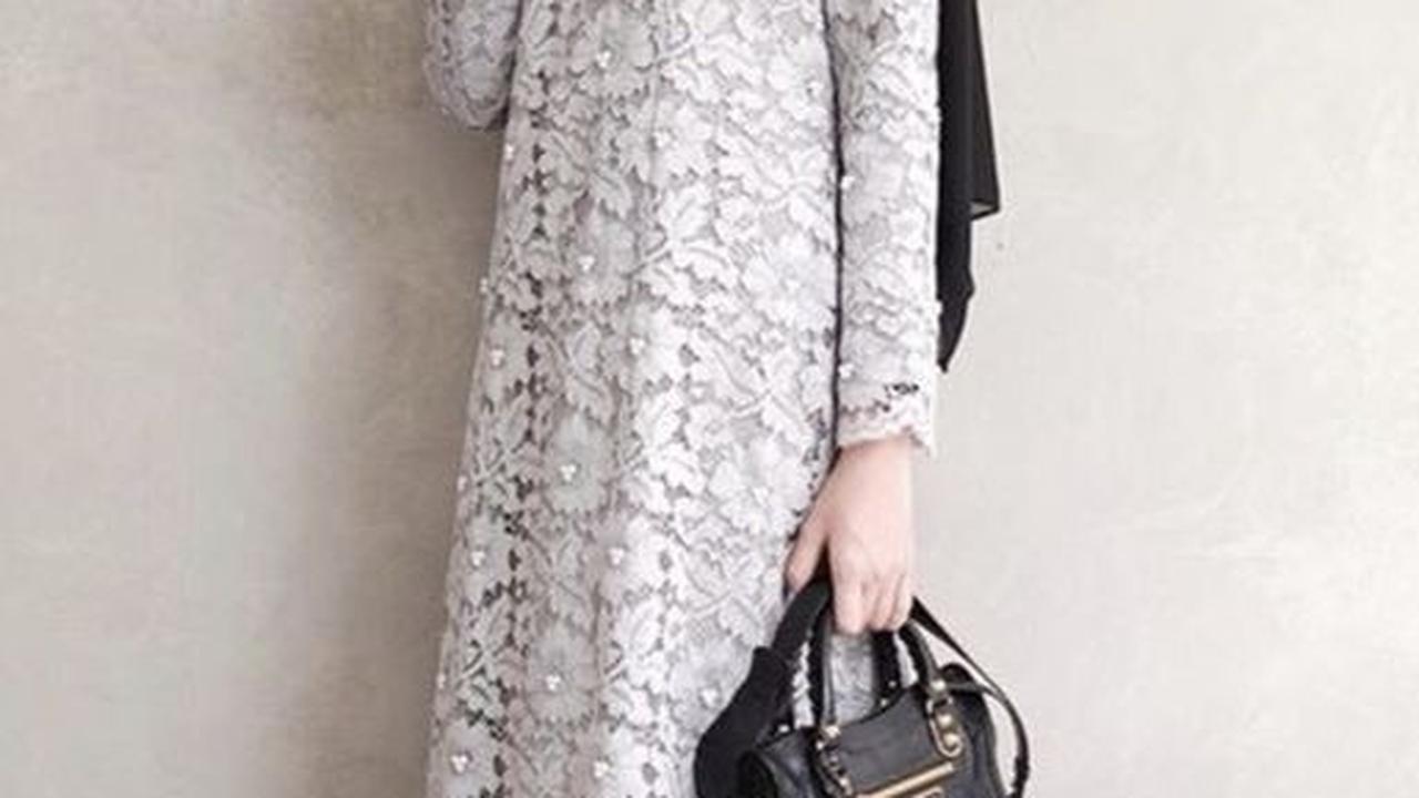 <b>Perpaduan Warna Kontras pada Baju Kurung</b>