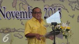Ketum Golkar Munas Bali Aburizal Bakri memberikan pidato saat silaturahmi nasional Golkar di Kantor DPP Golkar, Jakarta, Minggu (1/11). Silahturahmi di gelar untuk membahas persiapan Partai Golkar dalam menghadapi pilkada 2015. (Liputna6.com/Angga Yuniar)