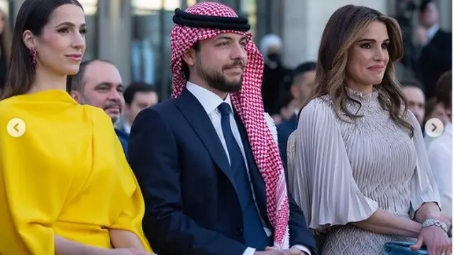 Putra Mahkota Pangeran Hussein bin Abdullah dan kekasihnya Rajwa Khaled bin Musaed bin Saif bin Abdulaziz Al Saif (28) (baju kuning) duduk bersama sang ibunda Ratu Rania dalam acara pernikahan Putri Iman. (Instagram @queenrania)