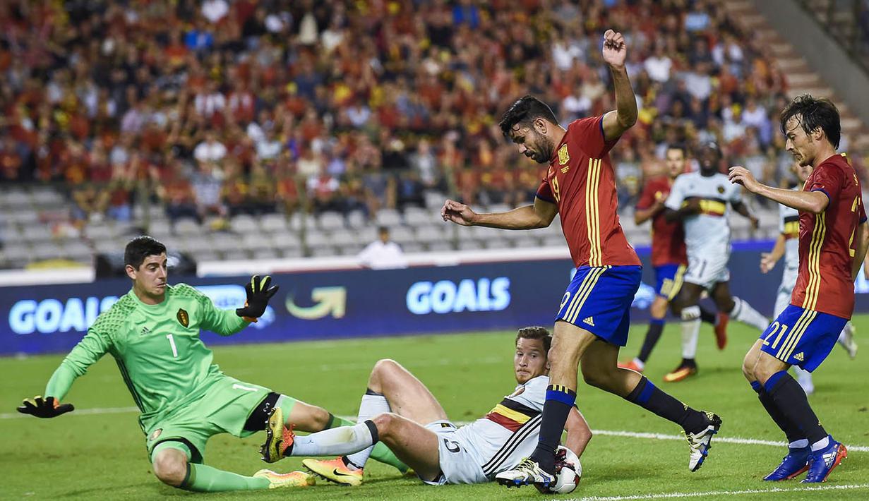 Striker Spanyol, Diego Costa, berusaha membobol gawang Belgia. Gol pertama Spanyol dicetak David Silva pada menit ke-34 melalui umpan Diego Costa. (AFP/John Thys