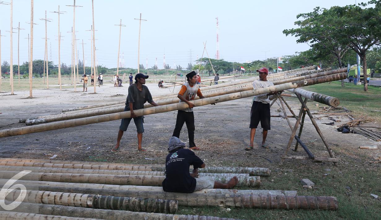 Pekerja mempersiapkan pohon pinang di Pantai Karnaval Ancol, Jakarta, Jumat (12/8). Taman Impian Jaya Ancol menyiapkan lomba panjat pinang kolosal dengan total pohon pinang mencapai 171 pohon. (Liputan6.com/Herman Zakharia)
