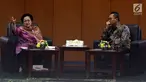 Ketua MPR Zulkifli Hasan bersama Ketua Dewan Pengarah Badan Pembinaan Ideologi Pancasila (BPIP) Megawati Soekarnoputri saat menghadiri acara Silaturahmi UKP PIP/BPIP dengan MPR RI di Senayan, Jakarta, Rabu (14/3). (Liputan6.com/JohanTallo)