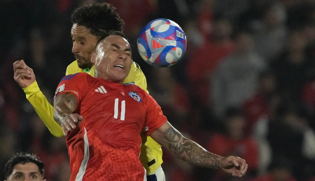 Tertinggal 0-1, Brasil meningkatkan serangan ke wilayah pertahanan Chile. (Rodrigo ARANGUA/AFP)