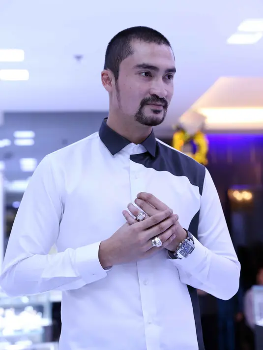 Beruntung tidak lama kemudian, Reza Pahlevi lelaki yang melaporkan Indra Bekti membuat konferensi pers dengan pengacaranya. Sekaligus membantah tuduhan yang disandang pemain film Srigala Terakhir itu. (Nurwahyunan/Bintang.com)