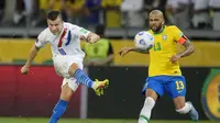 Pemain Paraguay, Braian Samudio menendang bola dari kawalan bek Brasil, Dani Alves pada laga Kualifikasi Piala Dunia 2022 zona CONMEBOL di stadion Mineirao di Belo Horizonte, Brasil, Rabu (2/2/2022). Brasil menang atas Paraguay 4-0. (AP Photo/Andre Penner)