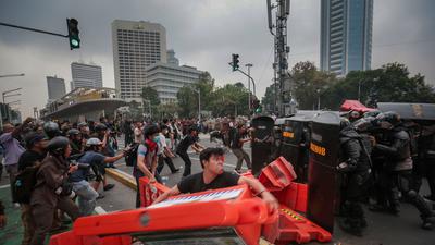 Kericuhan Pecah Saat Demo Sumpah Pemuda di Jalan Sudirman