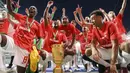 Pemain Leipzig merayakan kemenangan bersama trofi DFB Pokal atau Piala Liga Jerman usai mengalahkan SC Freiburg pada partai final yang berlangsung di Stadion Olimpiade di Berlin, Jerman, Sabtu, 21 Mei 2022 waktu setempat. Die Bullen berhasil menang lewat babak adu penalti dengan skor 4-2 usai laga berjalan imbang 1-1. (DPA via AP/Jan Woitas)