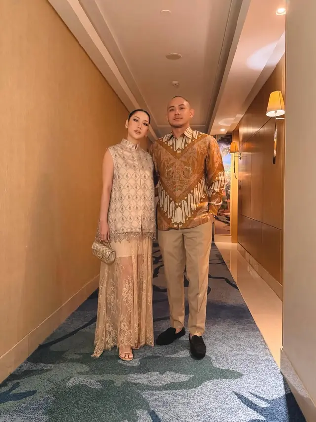 Gaya Berbatik Bunga Citra Lestari dan Tiko Aryawardhana Hadiri Kondangan Member Geng Aries