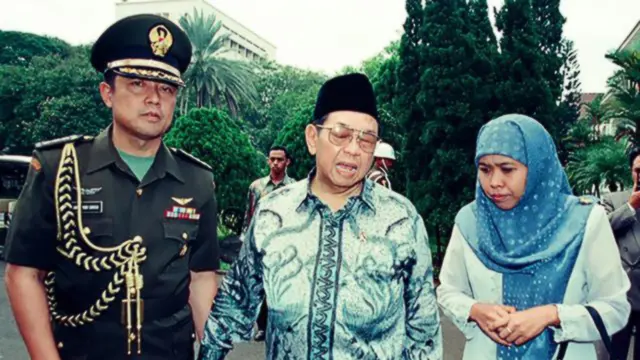 Khofifah Indar Parawansa saat mendampingi Presiden ke-4 RI, KH Abdurrahman Wahid. (Istimewa).