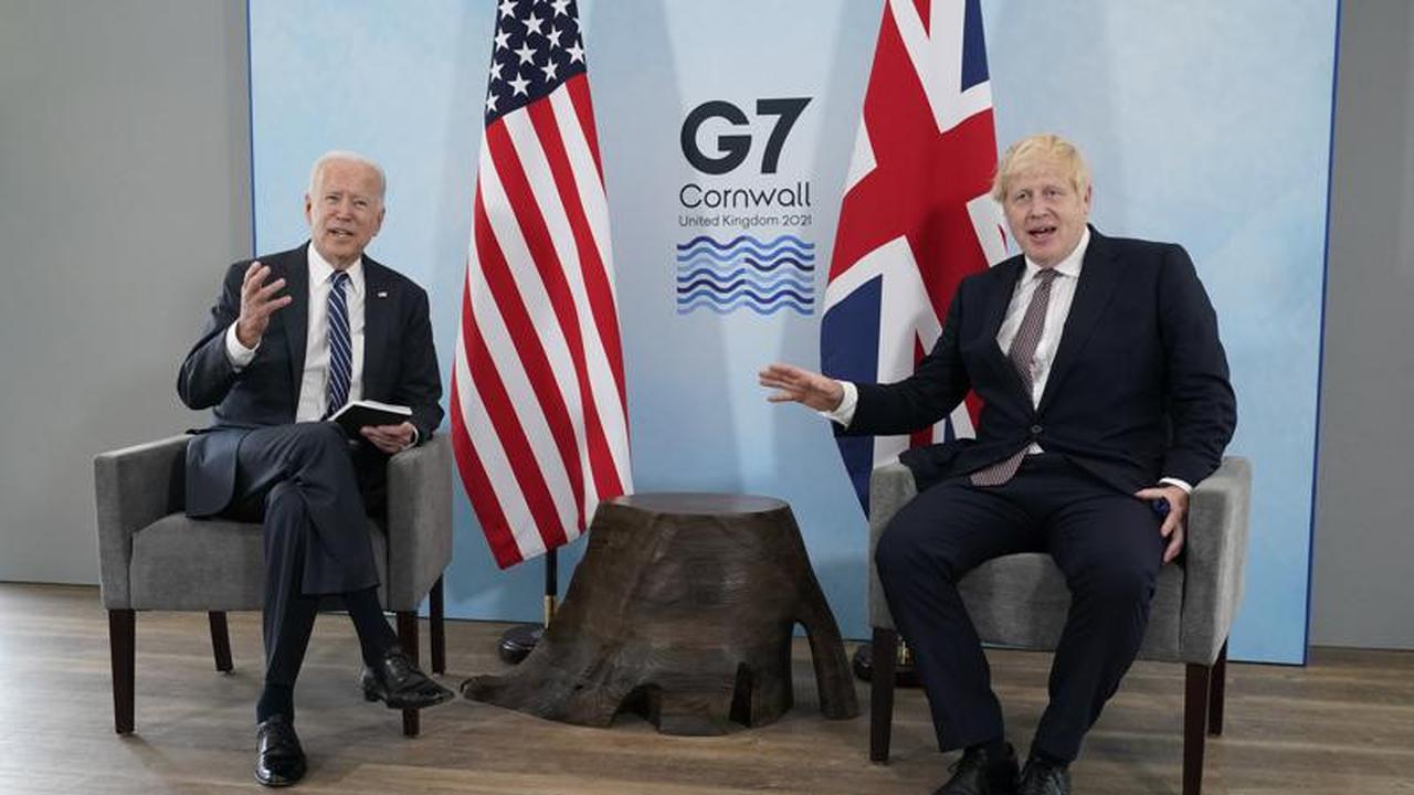 Pertemuan antara Presiden Joe Biden dan Perdana Menteri Inggris Boris Johnson selama pertemuan bilateral menjelang KTT G7, Kamis (10 Juni 2021) di Carbis Bay, Inggris. (Foto AP/Patrick Semansky)