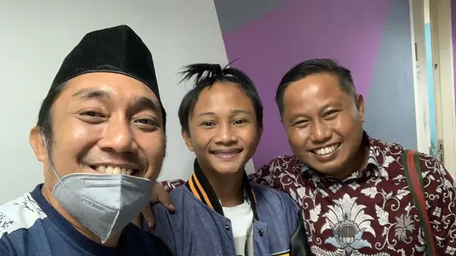 6 Potret Fajar Sad Boy Bareng Selebritas, Viral Karena Cintanya Tak Dihargai