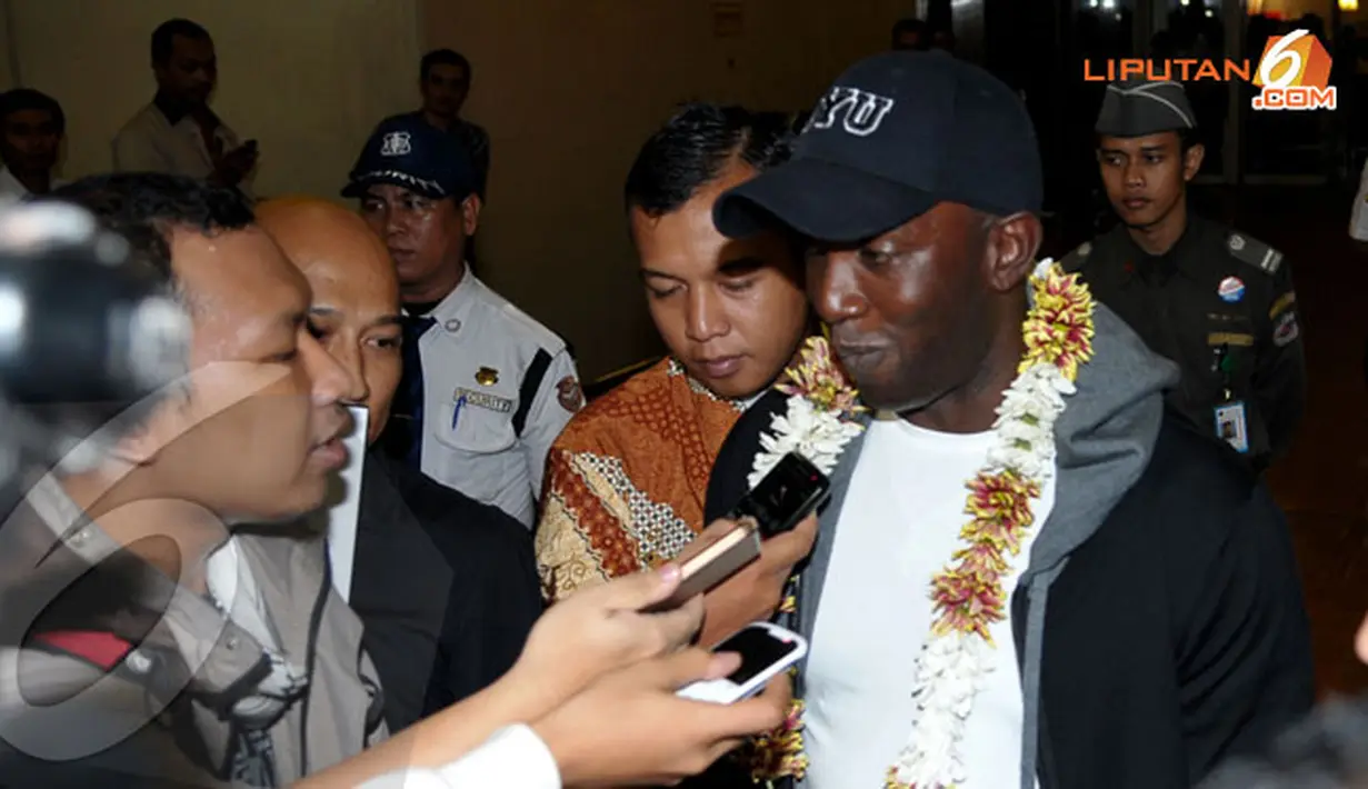 Meski usai menempuh perjalanan panjang Dwight Yorke tetap terlihat ramah menjawab pertanyaan beberapa wartawan yang menanti sejak sore hari (Liputan6.com/Helmi Fithriansyah)