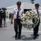 Crew pesawat Lion Air  membawa karangan bunga di atas KRI Banda Aceh di Perairan Tanjung karawang, Jabar, Selasa (6/11). Pesawat Lion Air JT 610 jatuh di Tanjung Karawang, Jabar, Senin (29/10/2018) pagi. (Merdeka.com/Imam Buhori)