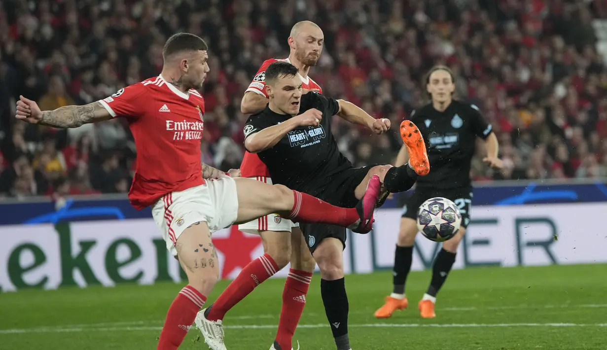 Pemain Club Brugge, Ferran Jutgla dan berebut bola dengan pemain Benfica, Morato dan Fredrik Aursnes selama pertandingan babak 16 besar Liga Champions di stadion Luz di Lisbon, Portugal, Rabu (8/3/2023). Benfica menang telak atas Club Brugge 5-1 dengan agregat 7-1 sekaligus memastikan mereka lolos ke perempatfinal Liga Champions. (AP Photo/Armando Franca)