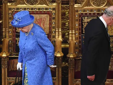 Dalam file foto ini diambil pada 21 Juni 2017 Ratu Inggris Elizabeth II dan putranya Pangeran Charles Inggris, Pangeran Wales bersiap untuk mengambil tempat duduk mereka saat mereka tiba di House of Lords selama Pembukaan Parlemen Negara di Houses of parlemen di London. Raja Charles III menjadi penerus takhta Kerajaan Inggris setelah Ratu Elizabeth II wafat pada Kamis (8/9/2022). (AFP/Carl Court)