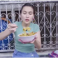 Ayu Ting Ting salah satu artis yang kerap menikmati kuliner kaki lima. Seperti belum lama ini, Ayu tampak makan mie soto Bogor di gang arah rumahnya. Meski sebagai penyanyi terkenal, ia tampak santai makan di pinggir jalan. Berikut potretnya. [Youtube/Qiss You TV]