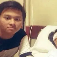 Kiki CJR dan Aldi CJR berfoto selfie saat menjenguk Iqbaal CJR. (via Instagram.com)