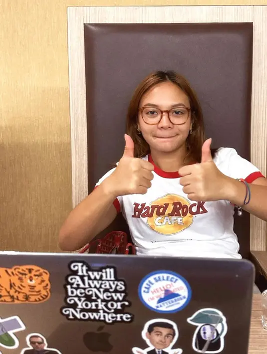 Sebelum tampil sebagai hakim, Amel Carla tampil kasual saat melakukan sesi latihan [instagram/amelcarla]