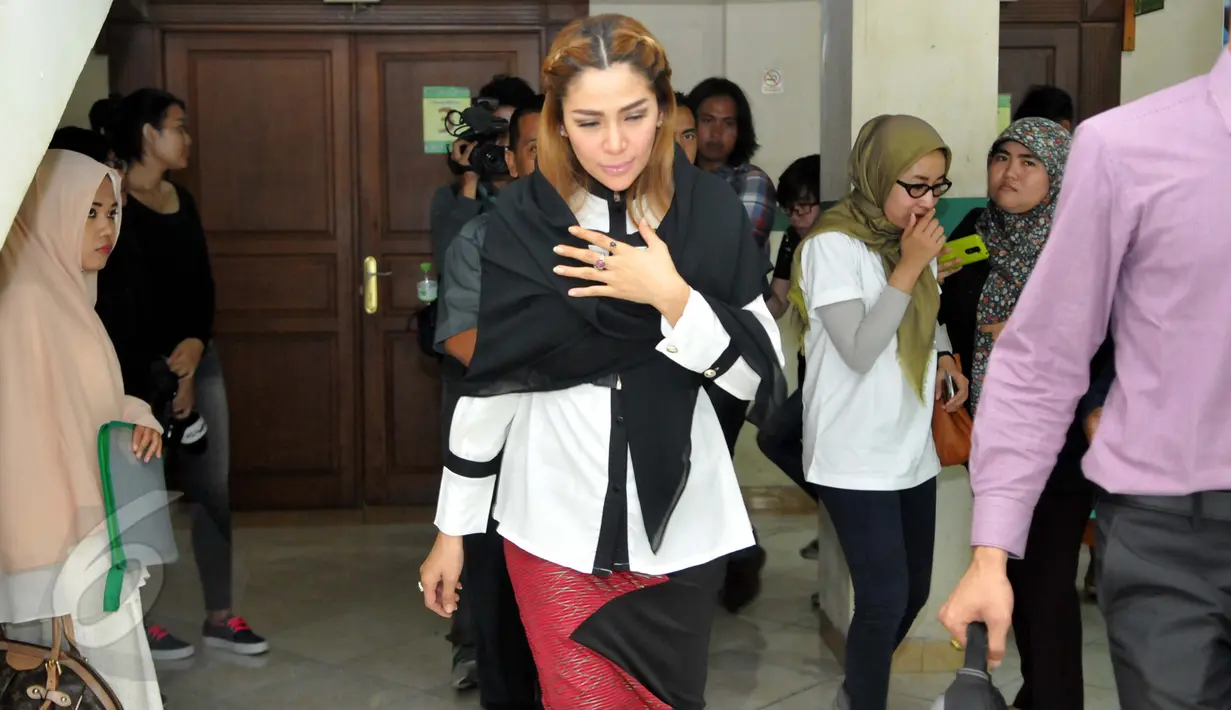 Artis seksi Cinta Penelope bergegas meninggalkan Gedung Pengadilan Agama Jakarta Timur usai menjalani sidang cerai perdana dengan sang suami, Donny Hermawan, Selasa (9/6/2015). (Liputan6.com/Panji Diksana)
