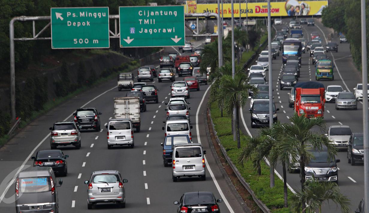 Kendaraan melintas di jalan tol dalam kota di kawasan Tanjung Barat, Jakarta, Sabtu (2/1/2016). Kondisi lalu lintas ramai lancar akibat banyaknya warga yang belum kembali usai berlibur di luar kota. (Liputan6.com/Immanuel Antonius)