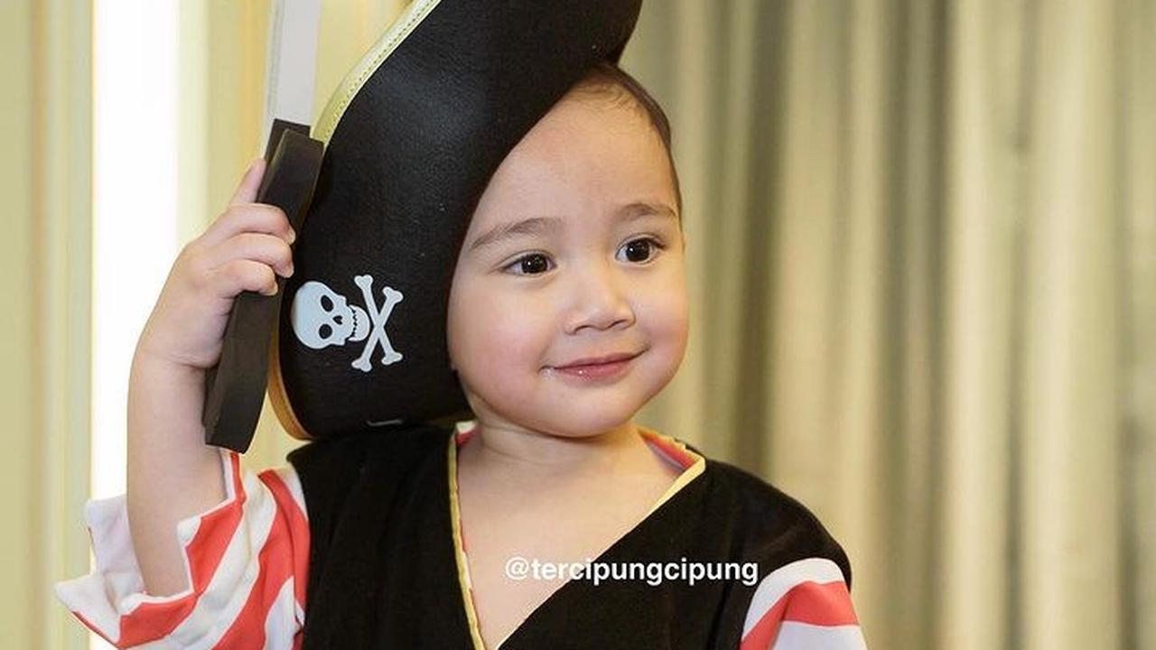 Potret Rayyanza mengenakan kostum bajak laut langsung mencuri perhatian netizen. Ada yang menyebut jika wajah Rayyanza mirip Nagita.<br>
