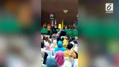 Ketua BEM UI 2018 diusir oleh Paspampres karena memberikan kartu kuning untuk Presiden Jokowi, usai memberikan pidato di Dies Natalis UI ke-68.