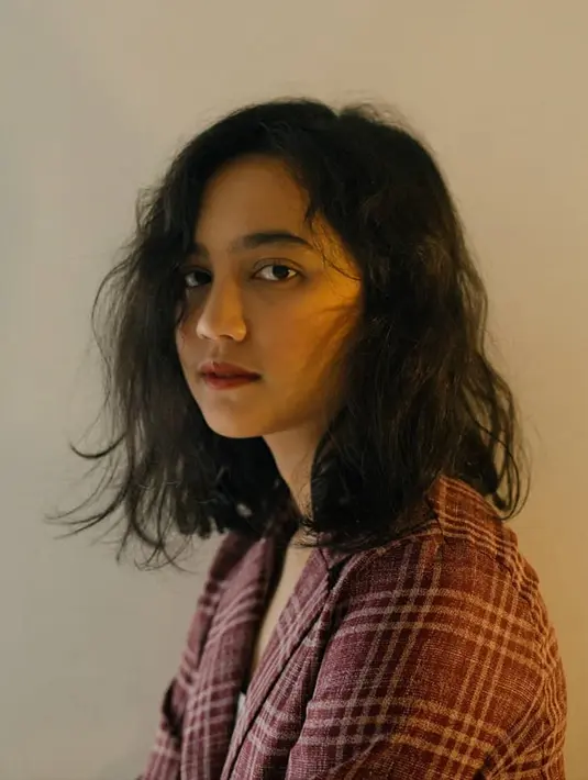 Rachel Amanda pun sering mengunggah penampilan dengan messy hairnya. Messy hair nampaknya sudah jadi gaya khas dari cewek 24 tahun ini. Walaupun dinilai kurang rapi, Amanda justru tampil lebih percaya diri dan vintage abis. (Liputan6.com/IG/@auroramanda95)