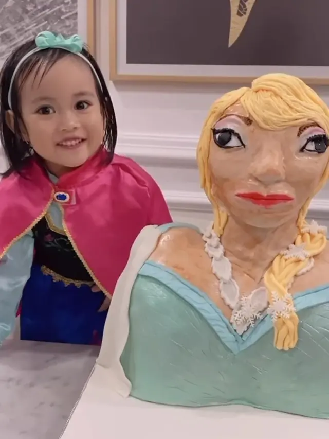 Fitri Tropica memberikan ugly cake untuk anak pertama