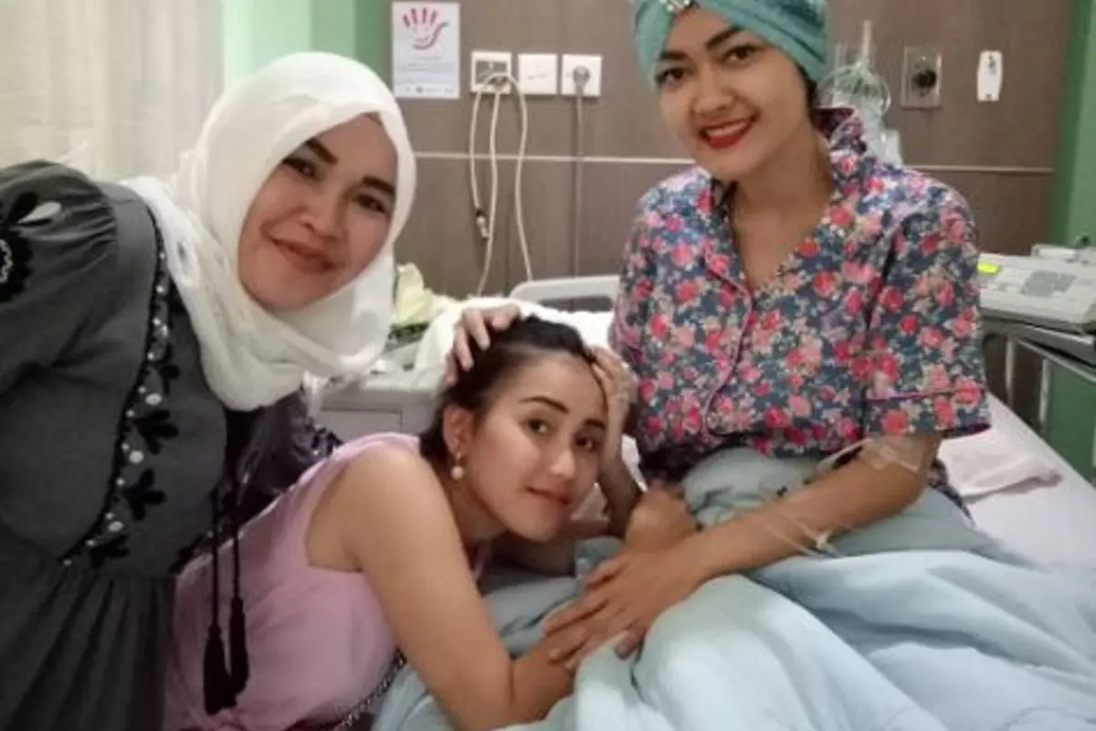 [Bintang] Ayu Ting Ting dan Julia Perez
