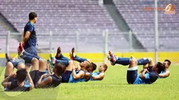 Di bawah arahan Asisten pelatih Osvaldo Lesa, para pemain Timnas Indonesia melatih kekuatan otot perut saat sesi latihan akhir jelang keberangkatan ke Korea Utara dan Cina (Liputan6.com/ Helmi Fithriansyah)