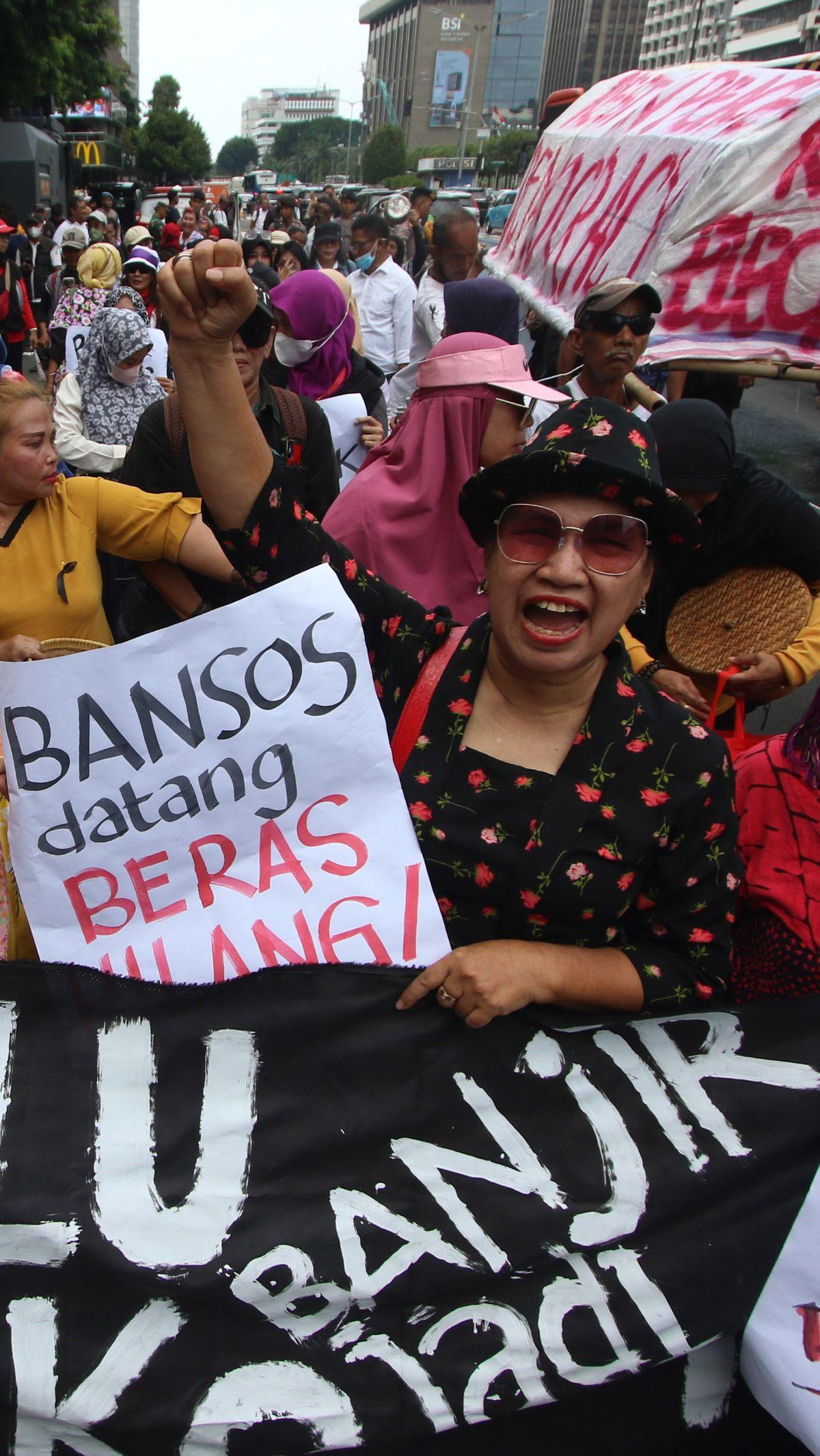 Sekelompok ibu-ibu atau emak-emak yang tergabung dalam Gerakan Keadilan Rakyat (GKR) melakukan longmarch menuju Gedung Bawaslu, Jakarta, Selasa (27/02/2024).&nbsp;Merdeka.com/Arie Basuki&nbsp;