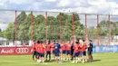 Para pemain Bayern Munchen mengikuti latihan perdana yang dipimpin oleh pelatih Carlo Ancelotti di Munchen, Rabu (12/7/2017). (EPA/Lukas Barth)