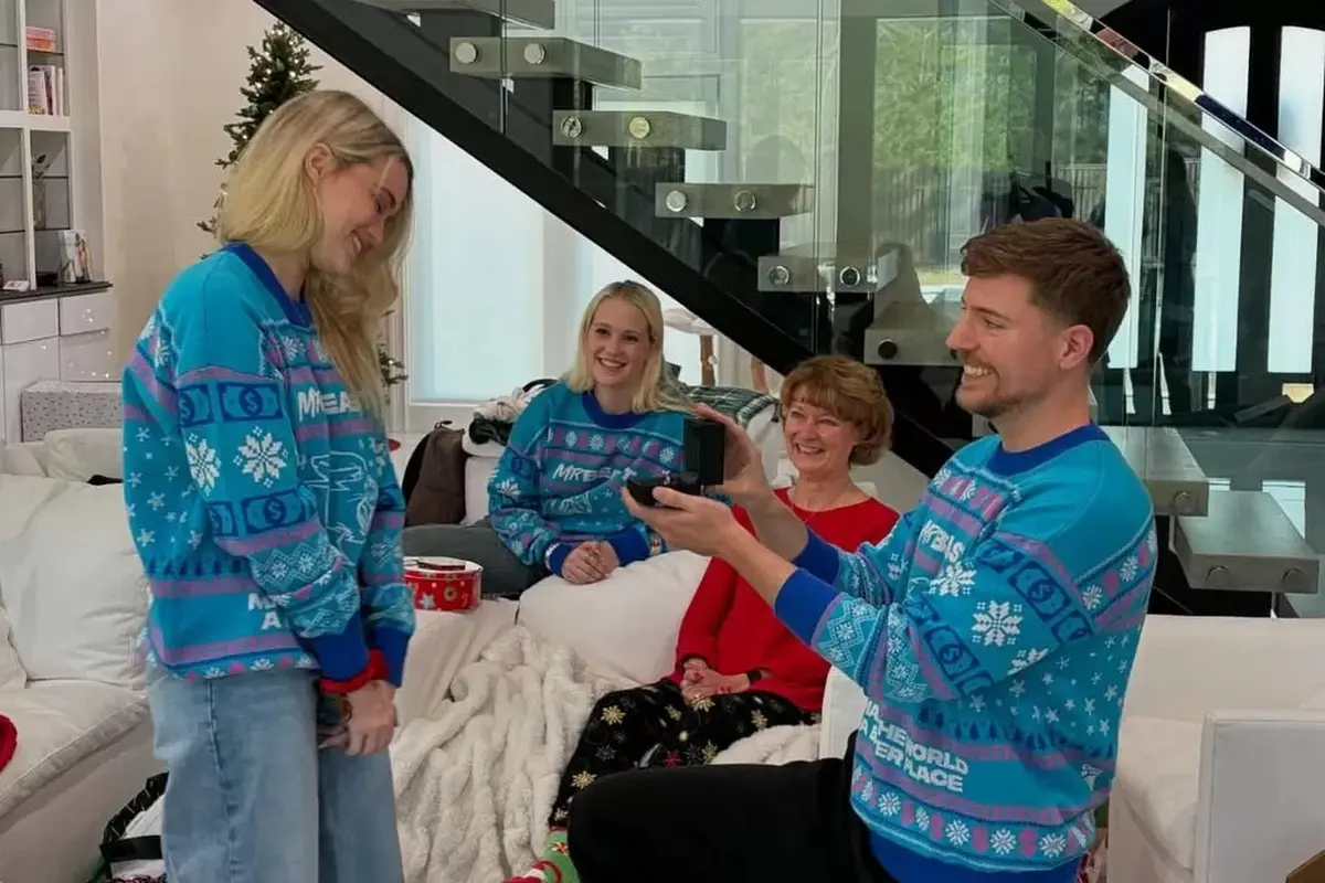 MrBeast atau Jimmy Donaldson, akhirnya melamar kekasihnya, Thea Booysen, seorang gamer sekaligus influencer asal Afrika Selatan. (People)