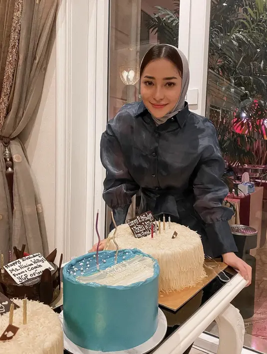 Mengimbangi outfit yang dikenakannya, Nikita Willy lebih memilih andalkan kerudung dengan style sederhana. [Foto: Instagram/ Nikita Willy]