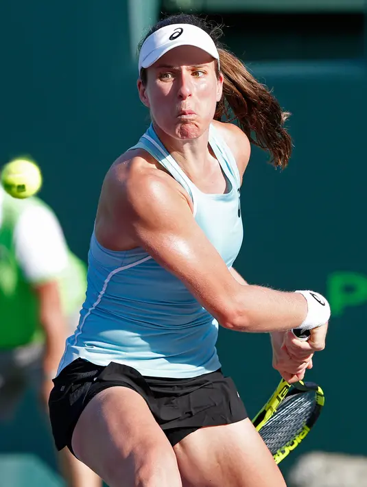 Juara bertahan, Johanna Konta mengembalikan bola ke arah petenis putri AS, Venus Williams pada babak 16 besar Miami Terbuka di Candon Park, Senin (26/3). Konta harus menyerah 7-7, 1-6 dan 2-6 atas Venus dalam waktu 2 jam 19 menit. (AP Photo/Joe Skipper)