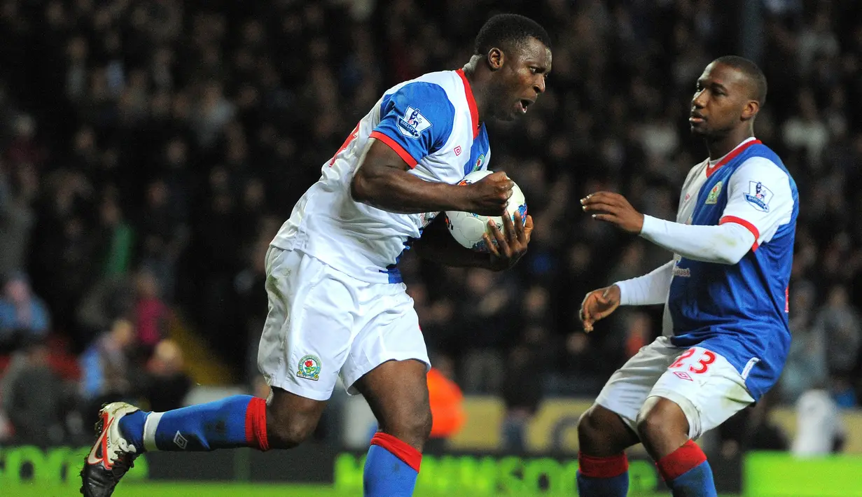 Selebrasi striker Blackburn Rovers, Yakubu Ayegbeni (kiri) setelah menjebol gawang Liverpool pada laga Liga Inggris 2011/2012 di Ewood Park, Blackburn (10/4/2012). Yakubu Ayegbeni menjadi pemain Nigeria dengan jumlah gol terbanyak dalam satu musim kompetisi di Liga Inggris. Ia total membela 4 klub EPL di Liga Inggris selama 10 musim, yaitu Portsmouth, Middlesbrough, Everton dan Blackburn Rovers. Torehan 17 gol menjadi catatan terbaiknya pada musim 2011/2012 bersama Blackburn Rovers. (AFP/Andrew Yates)