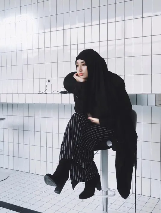 Walau jarang tersorot, namun di media sosial, pemeran Tukang Ojek Pengkolan ini kerap mengunggah foto dirinya dengan OOTD yang modis banget.  [Instagram/osnapitzcha].