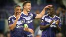 Para pemain Anderlecht merayakan gol yang dicetak Leander Dendoncker ke gawang Manchester United pada laga Liga Europa di Stadion Constant Vanden Stock, Belgia, Kamis (13/4/2017). Kedua klub bermain imbang 1-1. (AFP/Virginie Lefour)  
