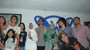 Capres Joko Widodo berfoto bersama dengan para personel Slank, dengan memperlihatkan salam dua jari. Rabu (9/7/14) (Liputan6.com/Herman Zakharia)