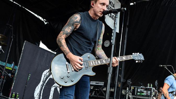 Lagu Mengharukan Vokalis Yellowcard untuk Istrinya yang Lumpuh