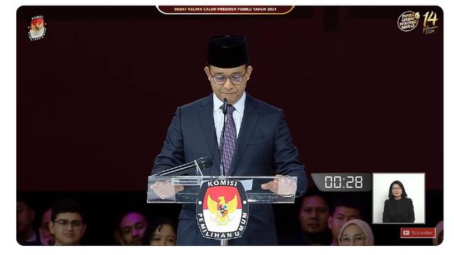 Calon Presiden (Capres) nomor urut 01 Anies Baswedan saat membacakan visi misi di debat Pilpres 2024 terakhir yang digelar Minggu (4/2/2024) di Jakarta Convention Center (JCC), Senayan, Jakarta Pusat.