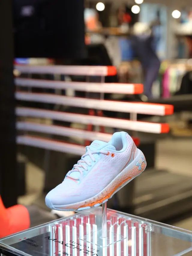 Sepatu HOVR Machina dari Under Armour//dok. Daniel Kampua