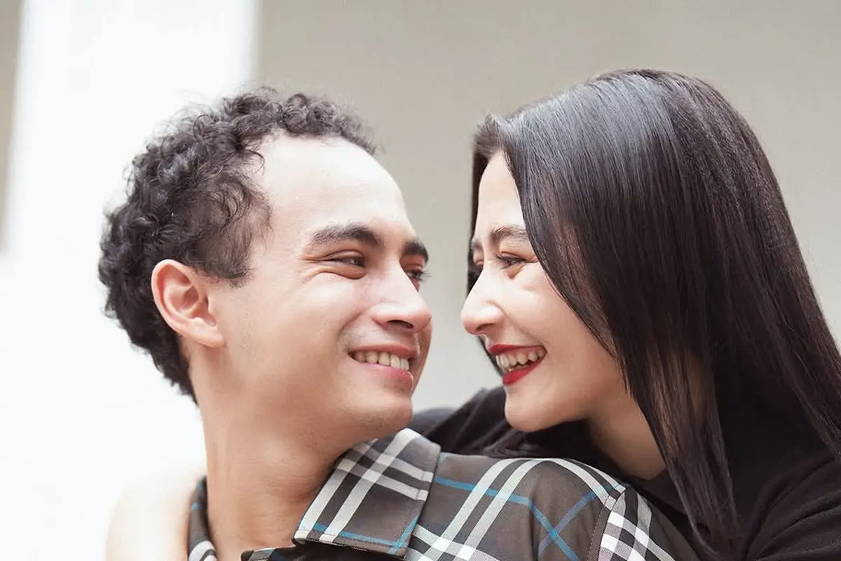 Prilly Latuconsina dan Omara Esteghlal