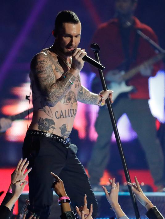 Vokalis Maroon 5 Adam Levine saat tampil memeriahkan pertandingan antara Los Angeles Rams dan New England Patriots dalam Super Bowl LIII di Atlanta, Georgia, AS, Minggu (3/2). (AP Photo/Jeff Roberson)