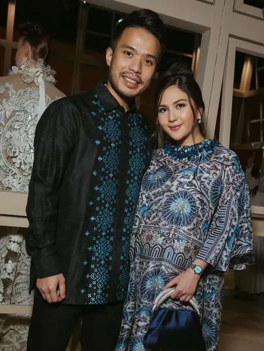 <p>Hadir di fashion show Biyan, Jessica Mila mengenakan dress warna biru bermotif. Yakup dengan kemeja lengan panjang hitam ditambah embroidery biru. &nbsp;[@jscmila]</p>