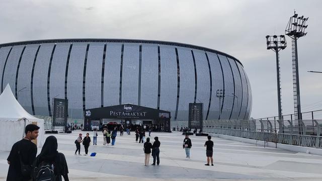 Mulan Jameela membuka konser Pesta Rakyat 30 Years Careers of Dewa 19