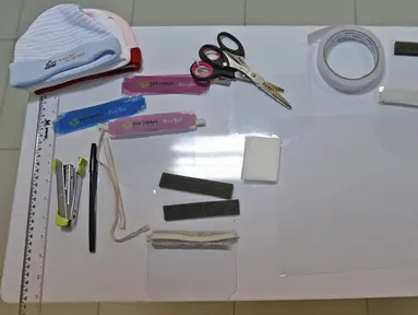 Alat pembuat Face Shield (italic) terlihat di  RSIA Tambak, Jakarta, Selasa (14/4/2020). RSIA Tambak membuat face shield (italic) mandiri menggunakan plastik mika, direkatkan dengan karet atau bandana menggunakan topi bayi menghindarkan alergi pada kulit bayi. (Liputan6.com/Herman Zakharia)