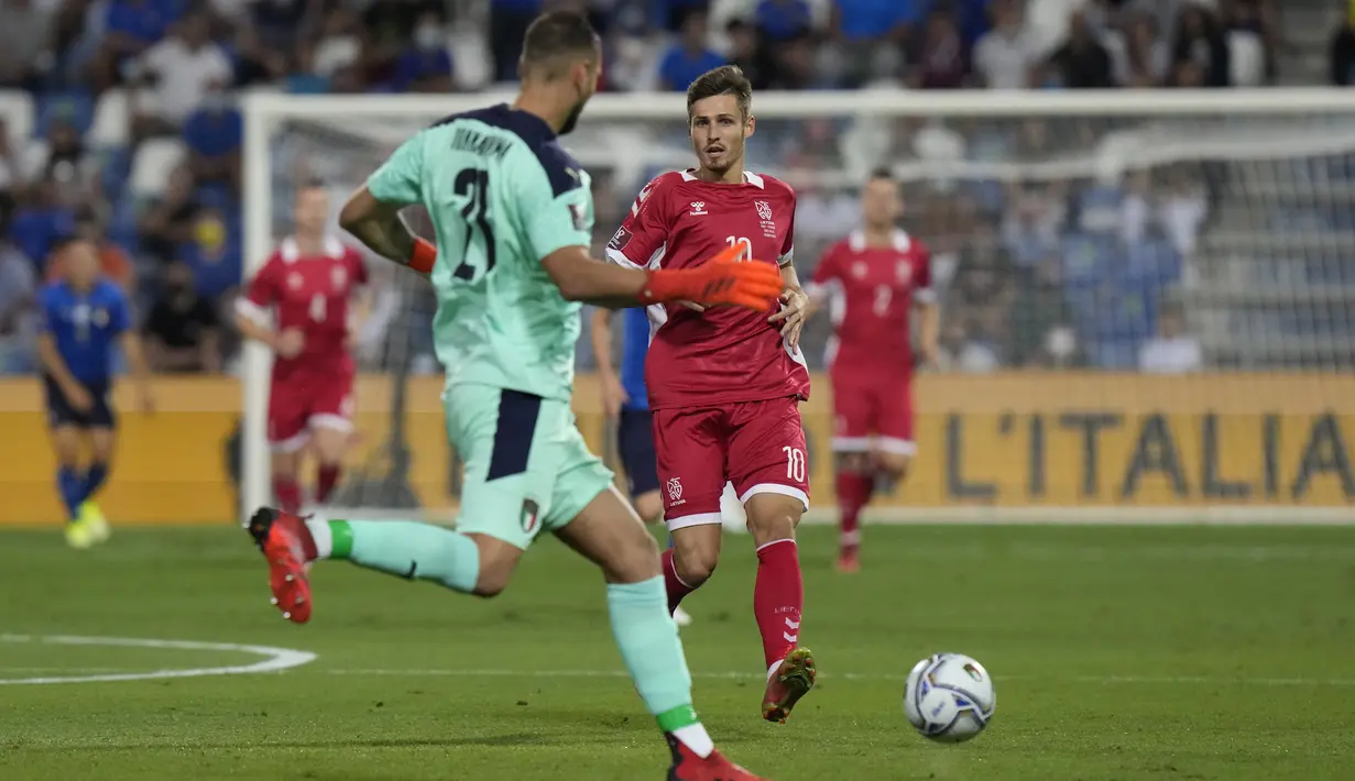 Kiper Italia, Gianluigi Donnarumma berusaha mengumpan bola dari kawalan pemain Lithuania, Edgaras Dubickas pada pertandingan grup C kualifikasi Piala Dunia 2022 di stadion Città del Tricolore, Italia, Kamis (9/9/2021). Italia menang atas Lithuania 5-0. (AP Photo/Luca Bruno)